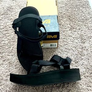 Women Teva sandal, size 9, black. Worn twice